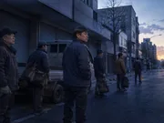 새벽 인력시장: 청년들이 마주한 최악의 고용 지표 착시와 충격적 진실 새벽 인력시장: 청년들이 마주한 최악의 고용 지표 착시와 충격적 진실 — 문자 없는 AI 생성 삽화